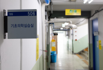 ‘의대 증원 신청’ 놓고 전북대 교수들 총장실 항의 방문