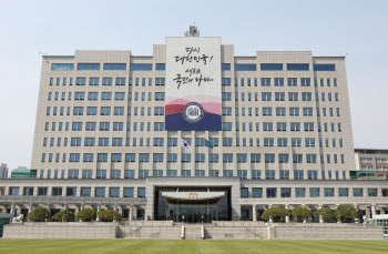 尹 “북한주민 한명 한명의 자유 확대하는 통일 지향”