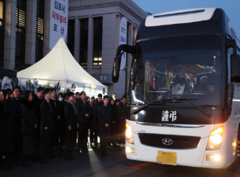 “똑같이 느껴봐라” 신상 털고, 털리고…숨진 공무원 가해자는 교사?