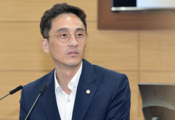 ‘시의원의 일탈?’ 본회의 중 청혼…“이 여인 놓치고 싶지 않아”