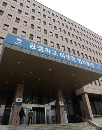 '10여년의 결실' 법무부, 살해 도주 카자흐스탄인 현지 구속