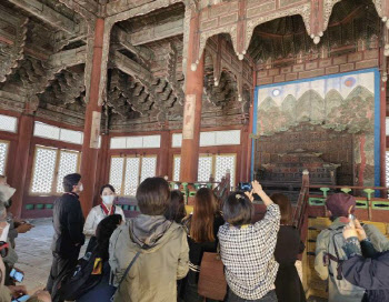 봄꽃 구경하며 궁궐 내부 관람…덕수궁 특별해설