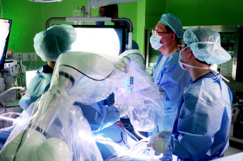 두산로보틱스, 협동로봇 수술보조 솔루션 실제 수술 첫 활용