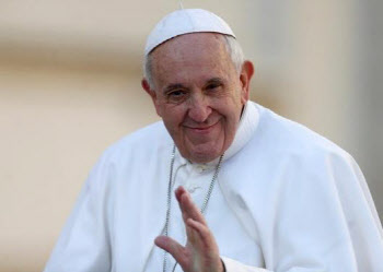 "아름다운 여인에 매료된 적 있다"…교황, 첫 회고록서 고백