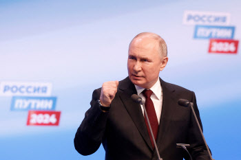 ‘현대판 차르’ 5선의 푸틴 “러시아 더 강해져야”