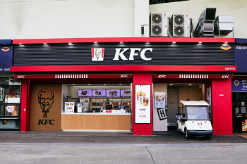 프로야구 시즌 정조준…KFC, 잠실야구장에 매장 3곳 오픈