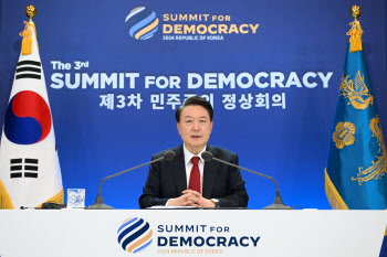 尹대통령 “가짜뉴스가 선거 위협…민주주의에 대한 도발”