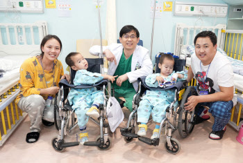 몽골 쌍둥이에게 비뇨기장애 수술로 새 희망을 줘