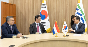 경기 남북부 'AI산업벨트' 추진 김동연, ASM 대표와 협력 논의