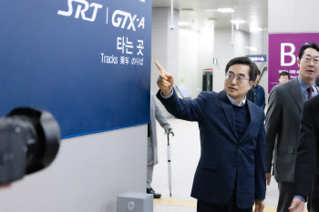 GTX-A 동탄역 방문한 김동연 'The 경기패스' 할인 홍보