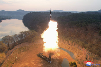 북한 “극초음속미사일 시험 성공…국방기술 우세 과시”