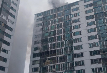 진주 아파트 8층서 원인 모를 불…주민 20여명 대피
