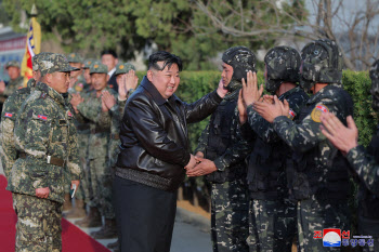 “전투원들 우박같이 추락” 北, 김정은 참관 훈련 중 사상자 발생