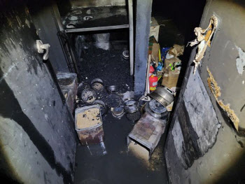 부산 음식점 창고서 화재…손님 10여명 긴급 대피