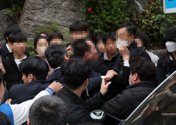 "악수하려고"…울산 유세현장서 이재명에 달려든 남성, 경찰에 제압
