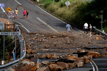 `한 달치 비가 하루 만에`…호주 시드니 폭, 댐 범람·제방 붕괴