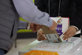 지지층은 투표 거의 다 했다…캐스팅보트 쥔 중·수·청