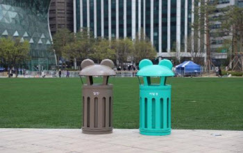 "모자도 썼네"…서울시, 새 디자인 '가로 쓰레기통' 선봬
