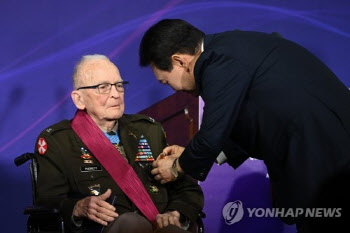 尹대통령이 휠체어 밀었던 미국인 참전용사, 97세로 별세