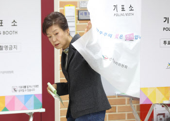 박근혜·이명박 "투표해달라"…정치 평가엔 '엇갈린 반응'(종합)