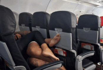 “자기 집인가?”…비행기서 꼭 껴안고 누워있던 ‘민폐 커플’