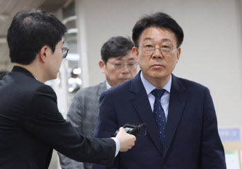 ‘민주당 돈봉투 의혹’ 전·현직 의원 첫 재판서 혐의 부인