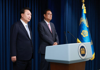 尹, 새 대통령 비서실장에 정진석 의원 임명