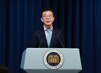 尹, 새 정무수석에 홍철호 전 의원 임명