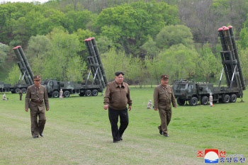 北김정은 지도 ‘핵반격가상종합전술훈련’…초대형방사포 첫 참여