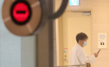 서울대병원 '소아 투석' 의사 전원 사직 의사…"병원 옮겨달라"