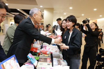시민들에게 책 나눠주는 유인촌 문체부 장관