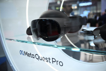 메타, VR 헤드셋 퀘스트 OS 개방…'제2의 안드로이드'로 키운다
