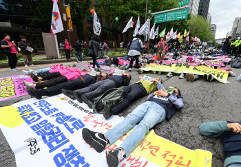 “중대재해법 전면 적용”…노동·시민단체, 서울 한복판서 누워 시위