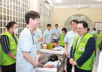 이장우 대전시장, 베트남서 대전한의사회 의료봉사 격려