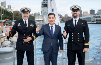 각광받는 K-군함, 2개 조선소 각개전투에 수출 전선 '난기류'