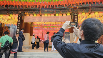 MZ·외국인도 즐기는 ‘부처님오신날’…“연등이 너무 예뻐요"