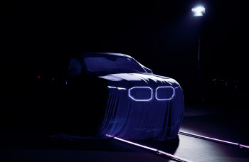BMW, 칸 영화제 참가…나오미 캠벨 협업 'XM 미스틱 얼루어' 최초 공개