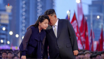 2달만에 공개석상 김주애, ‘시스루 의상’에 숨은 뜻은