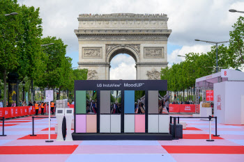 파리 샹젤리제 거리에 LG 무드업 냉장고…유럽 공략 속도