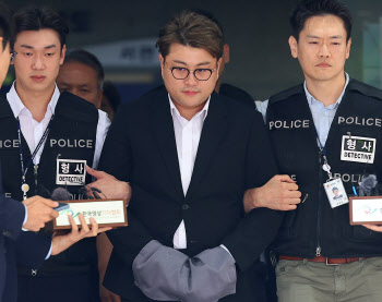 아이폰 비번 제출 거부한 김호중…구속 후 "협조하겠다"
