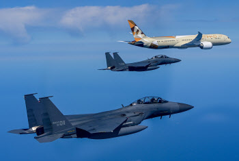 UAE 대통령 첫 국빈 방한…공군 전투기 4대 호위 비행