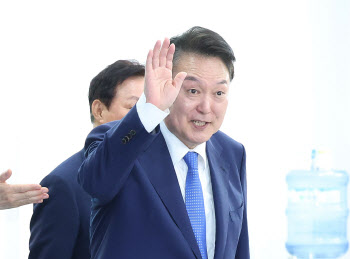 尹대통령 지지율 21%…·거부권 여파에 3%p↓