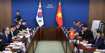 한-베트남 외교장관 첫 만남…실질협력 강화 방안 논의