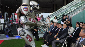 "높이 2.4m 춤추는 로봇…'강남 로봇플러스 페스티벌' 개막