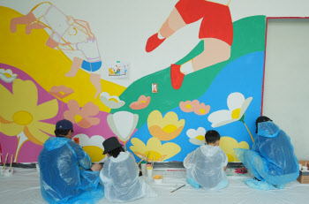 한국타이어, ‘가족과 함께하는 벽화 그리기’ 봉사활동 펼쳐