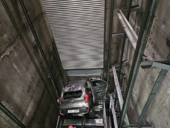 부산 주차타워 6층서 차량 추락…운전자 부상