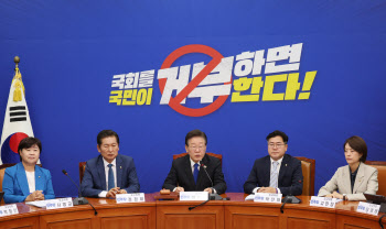 '동해 석유' 의혹 제기하는 민주당 "석유 보물선이 난파선일수도"(종합)