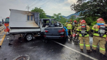 홍성서 차량 충돌 후 화재…2명 사망·1명 심정지