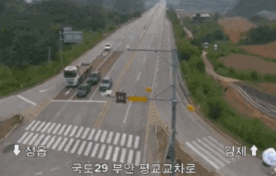 “출근길에 전쟁난 줄”…부안 4.8 지진, CCTV에 포착된 순간(영상)