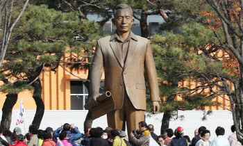 ‘박정희 동상’ 동대구역 이어 경북도청에 세운다